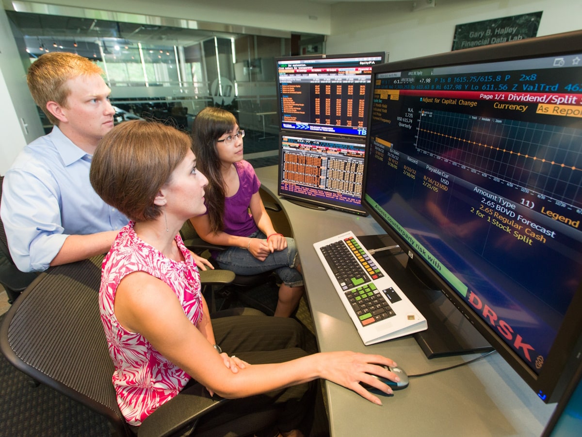 Students using Bloomberg terminals